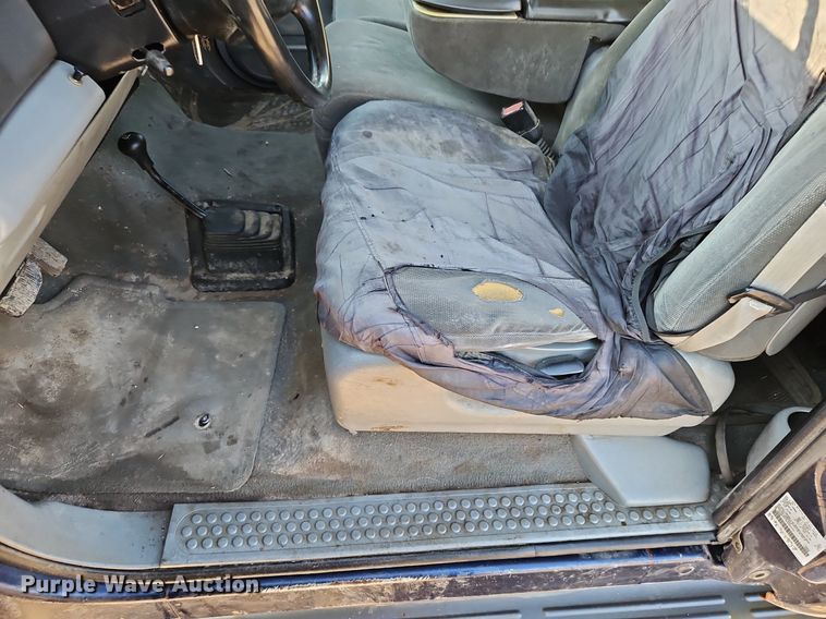 image for item LM9151 2002 Ford F250 Super Duty  SuperCab flatbed pickup truck