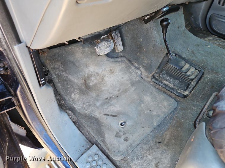 image for item LM9151 2002 Ford F250 Super Duty  SuperCab flatbed pickup truck