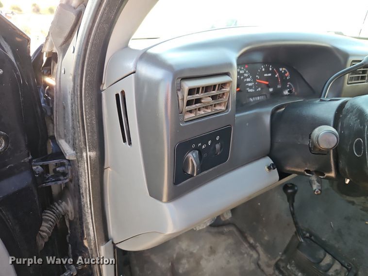 image for item LM9151 2002 Ford F250 Super Duty  SuperCab flatbed pickup truck