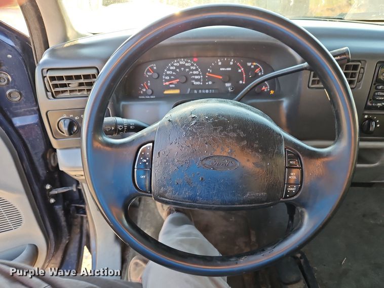 image for item LM9151 2002 Ford F250 Super Duty  SuperCab flatbed pickup truck