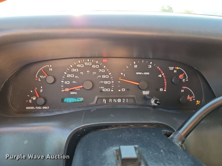 image for item LM9151 2002 Ford F250 Super Duty  SuperCab flatbed pickup truck