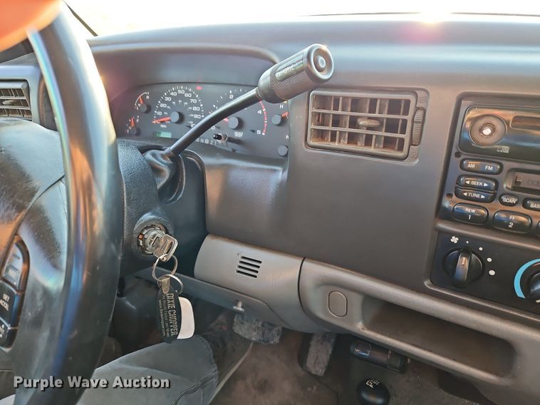 image for item LM9151 2002 Ford F250 Super Duty  SuperCab flatbed pickup truck