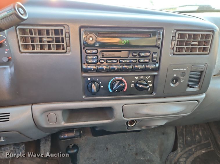 image for item LM9151 2002 Ford F250 Super Duty  SuperCab flatbed pickup truck