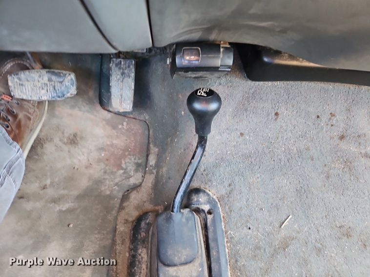 image for item LM9151 2002 Ford F250 Super Duty  SuperCab flatbed pickup truck