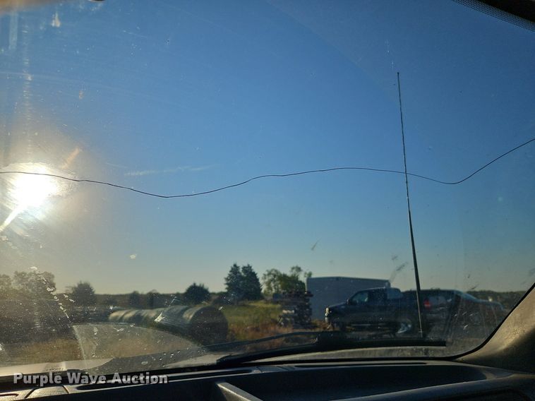 image for item LM9151 2002 Ford F250 Super Duty  SuperCab flatbed pickup truck