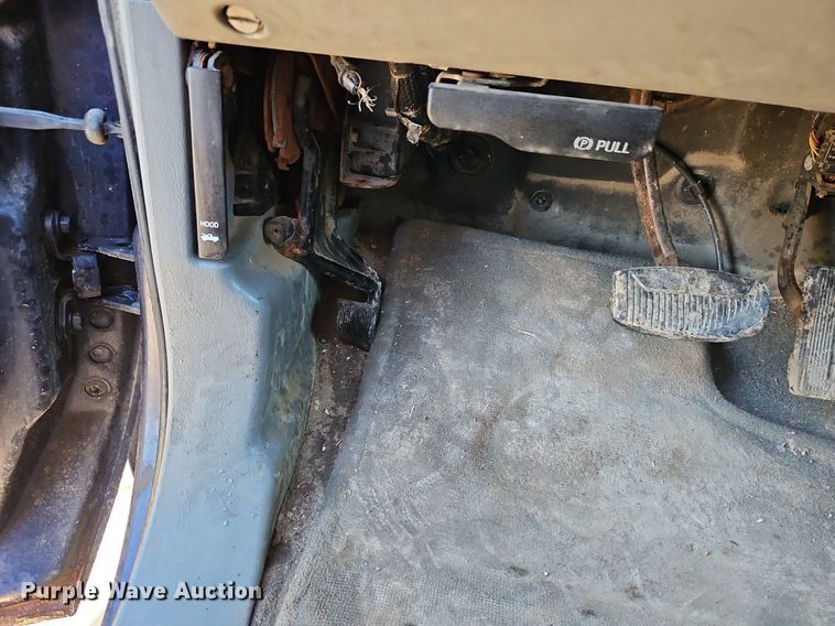 image for item LM9151 2002 Ford F250 Super Duty  SuperCab flatbed pickup truck