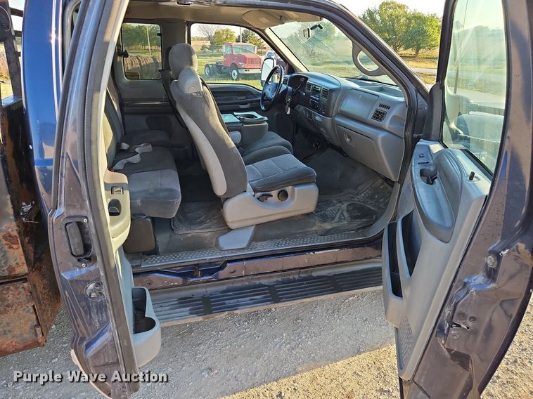 image for item LM9151 2002 Ford F250 Super Duty  SuperCab flatbed pickup truck