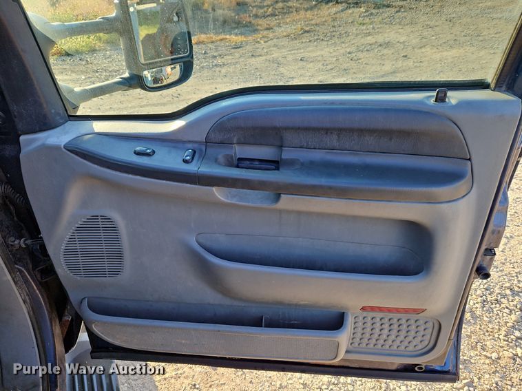 image for item LM9151 2002 Ford F250 Super Duty  SuperCab flatbed pickup truck