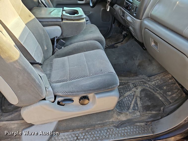 image for item LM9151 2002 Ford F250 Super Duty  SuperCab flatbed pickup truck