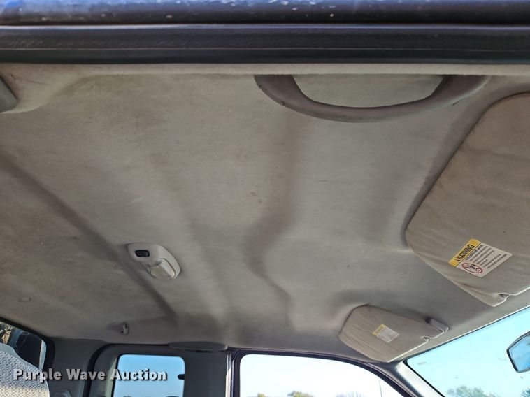 image for item LM9151 2002 Ford F250 Super Duty  SuperCab flatbed pickup truck