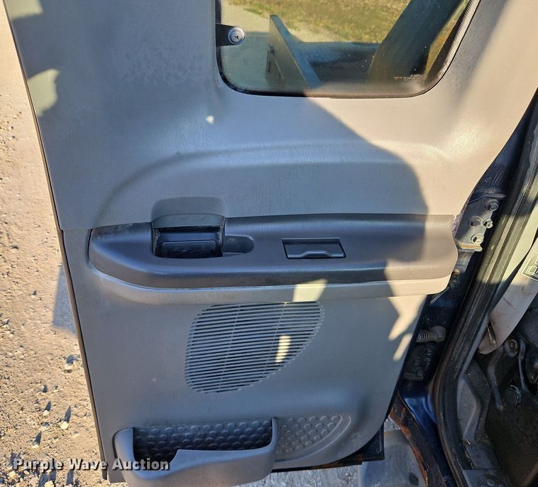 image for item LM9151 2002 Ford F250 Super Duty  SuperCab flatbed pickup truck