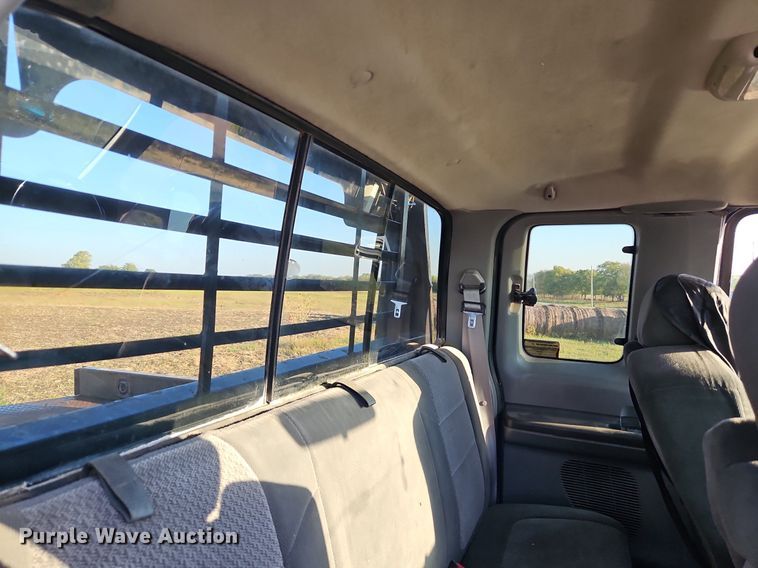 image for item LM9151 2002 Ford F250 Super Duty  SuperCab flatbed pickup truck