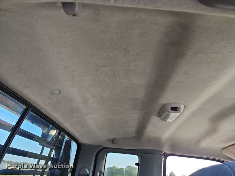 image for item LM9151 2002 Ford F250 Super Duty  SuperCab flatbed pickup truck