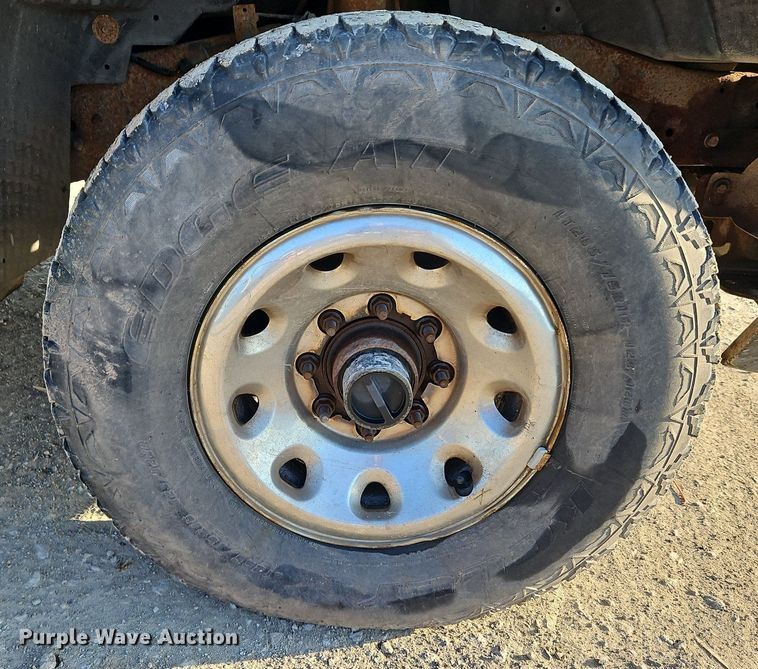 image for item LM9151 2002 Ford F250 Super Duty  SuperCab flatbed pickup truck