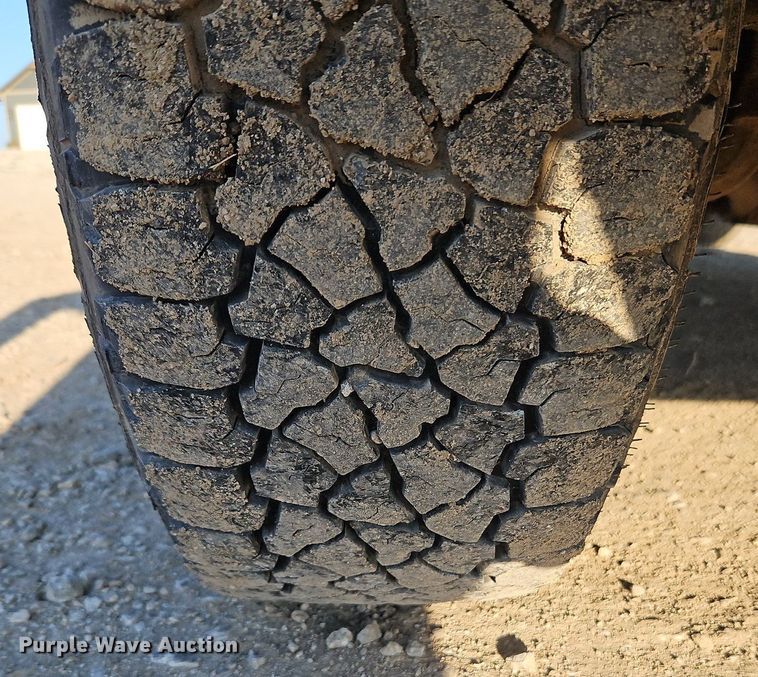 image for item LM9151 2002 Ford F250 Super Duty  SuperCab flatbed pickup truck