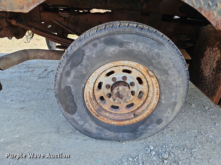 image for item LM9151 2002 Ford F250 Super Duty  SuperCab flatbed pickup truck