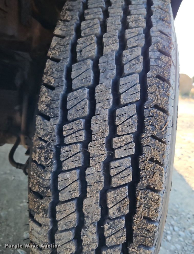 image for item LM9151 2002 Ford F250 Super Duty  SuperCab flatbed pickup truck