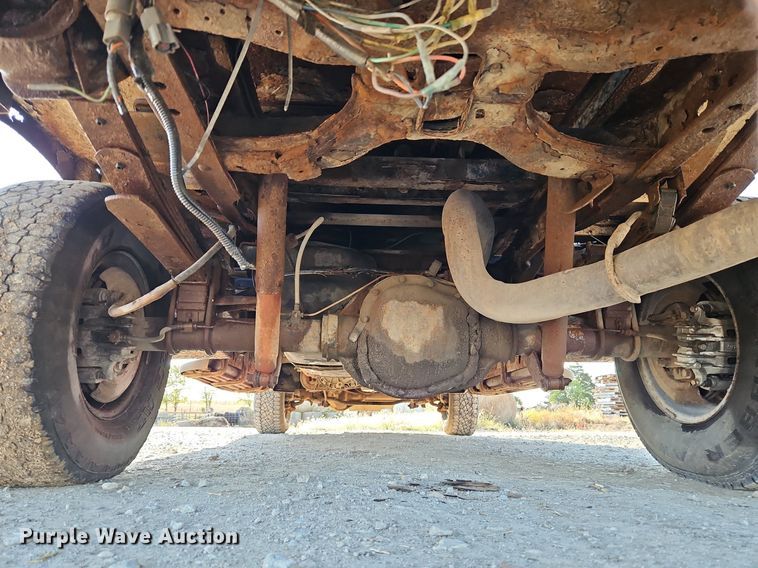 image for item LM9151 2002 Ford F250 Super Duty  SuperCab flatbed pickup truck