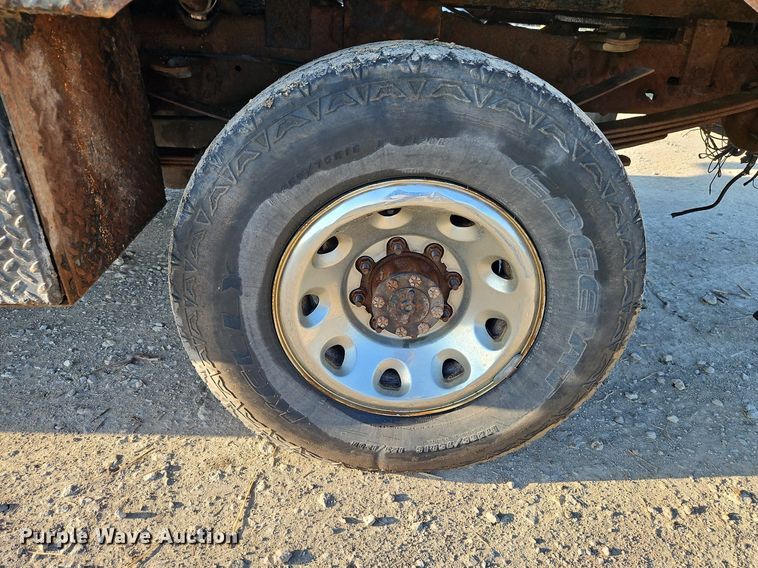 image for item LM9151 2002 Ford F250 Super Duty  SuperCab flatbed pickup truck