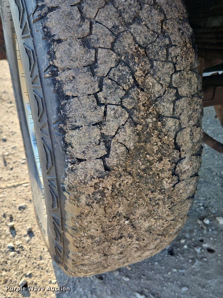 image for item LM9151 2002 Ford F250 Super Duty  SuperCab flatbed pickup truck