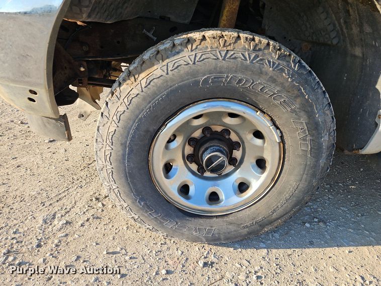 image for item LM9151 2002 Ford F250 Super Duty  SuperCab flatbed pickup truck