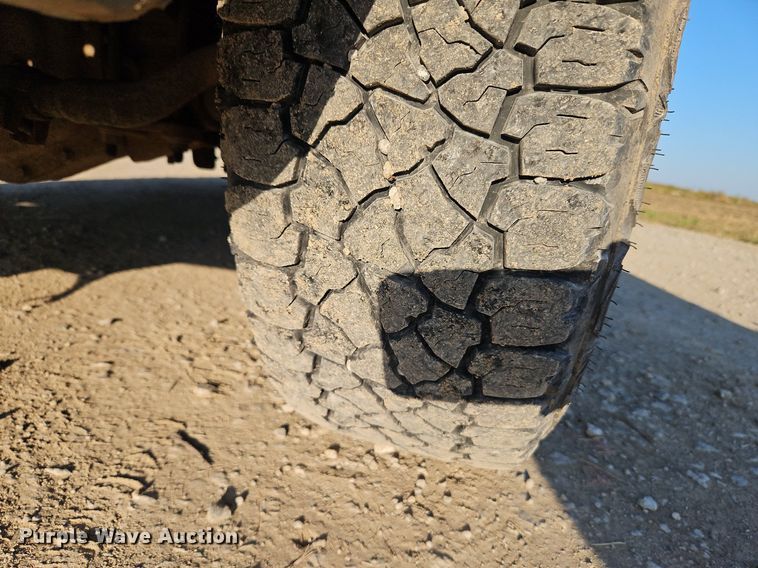 image for item LM9151 2002 Ford F250 Super Duty  SuperCab flatbed pickup truck