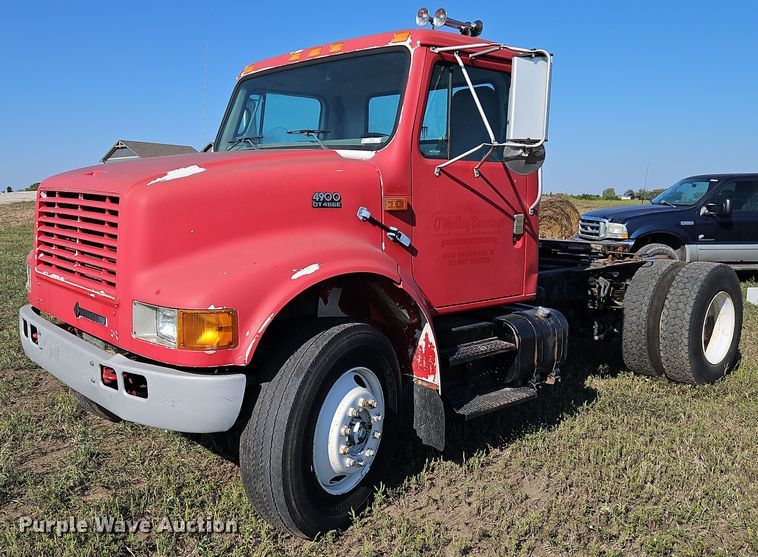 image for item LM9154 1999 International 4900  semi truck