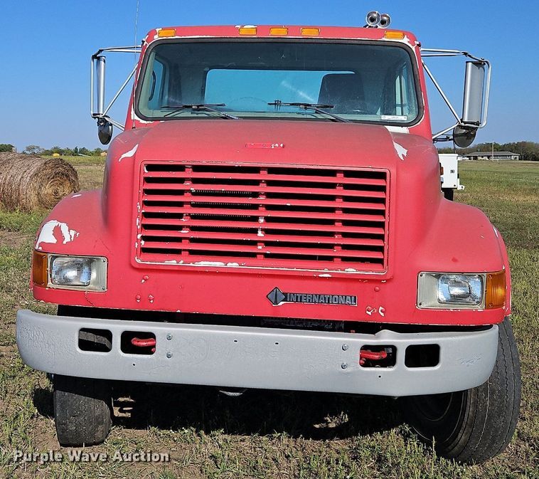 image for item LM9154 1999 International 4900  semi truck
