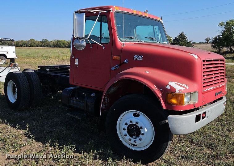 image for item LM9154 1999 International 4900  semi truck