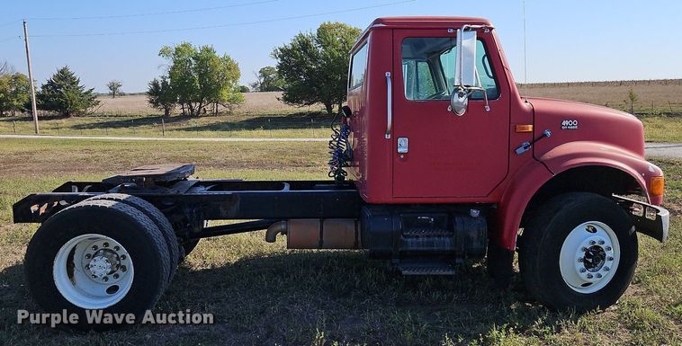 image for item LM9154 1999 International 4900  semi truck