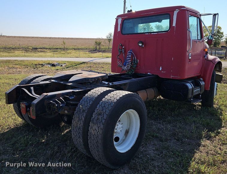 image for item LM9154 1999 International 4900  semi truck