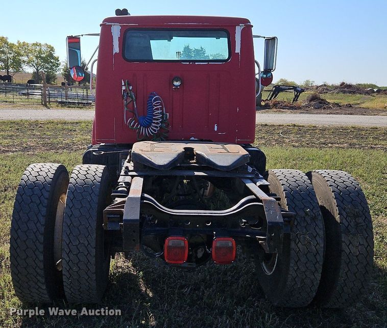 image for item LM9154 1999 International 4900  semi truck