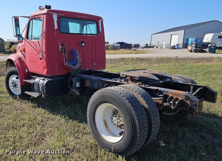 image for item LM9154 1999 International 4900  semi truck