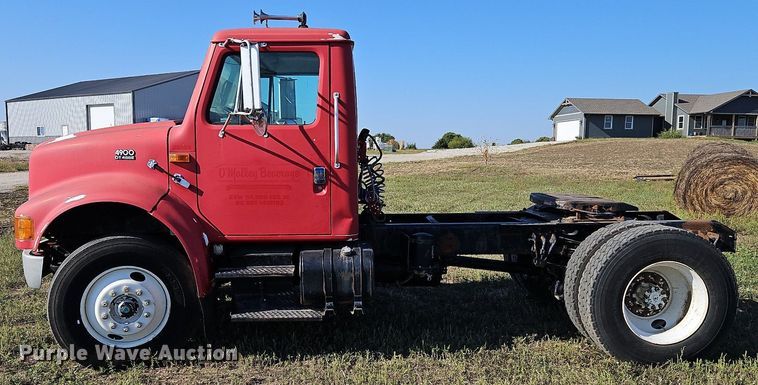image for item LM9154 1999 International 4900  semi truck