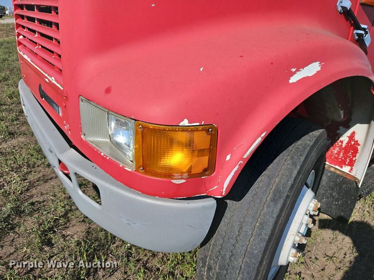 image for item LM9154 1999 International 4900  semi truck