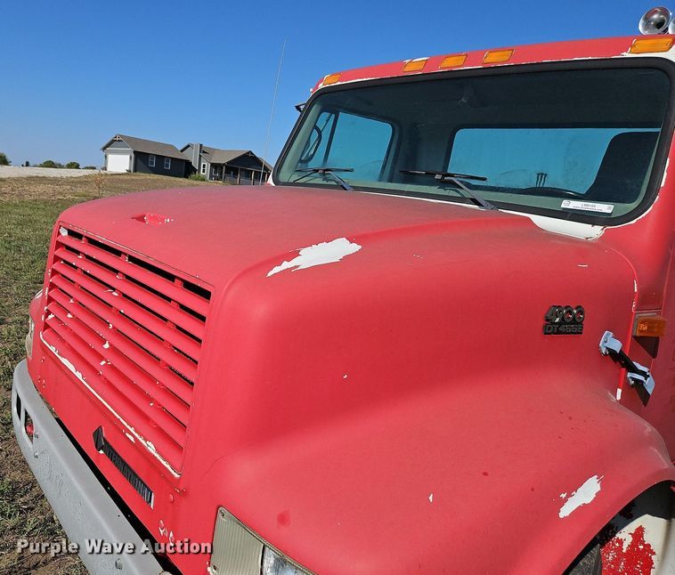 image for item LM9154 1999 International 4900  semi truck