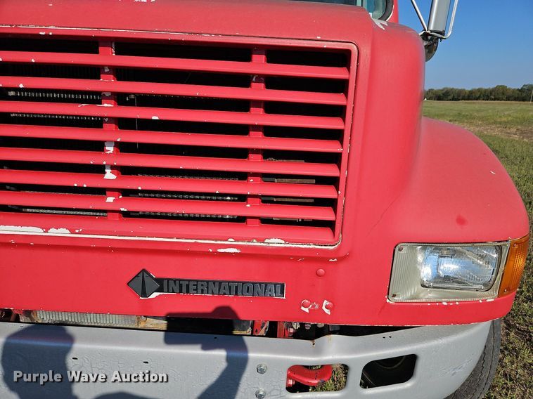image for item LM9154 1999 International 4900  semi truck