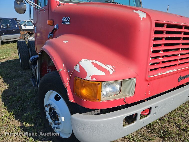 image for item LM9154 1999 International 4900  semi truck