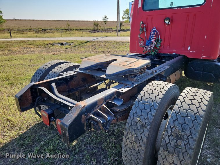 image for item LM9154 1999 International 4900  semi truck