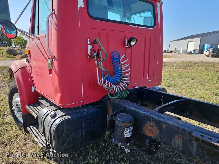 image for item LM9154 1999 International 4900  semi truck