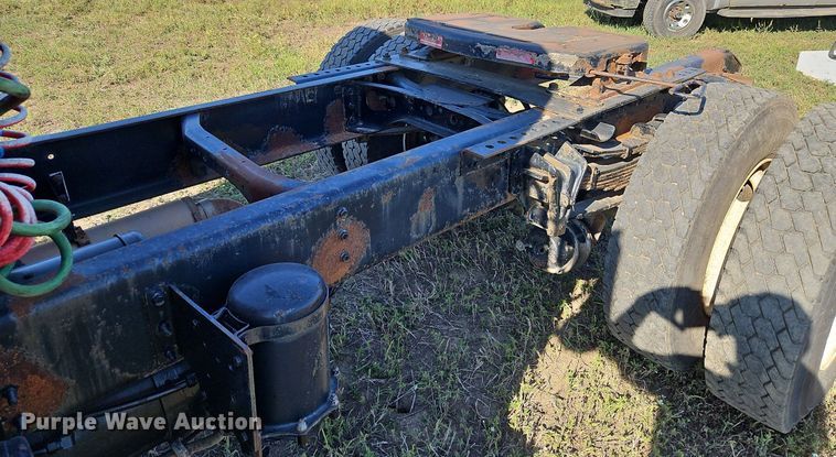 image for item LM9154 1999 International 4900  semi truck