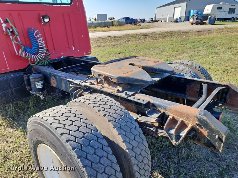 image for item LM9154 1999 International 4900  semi truck