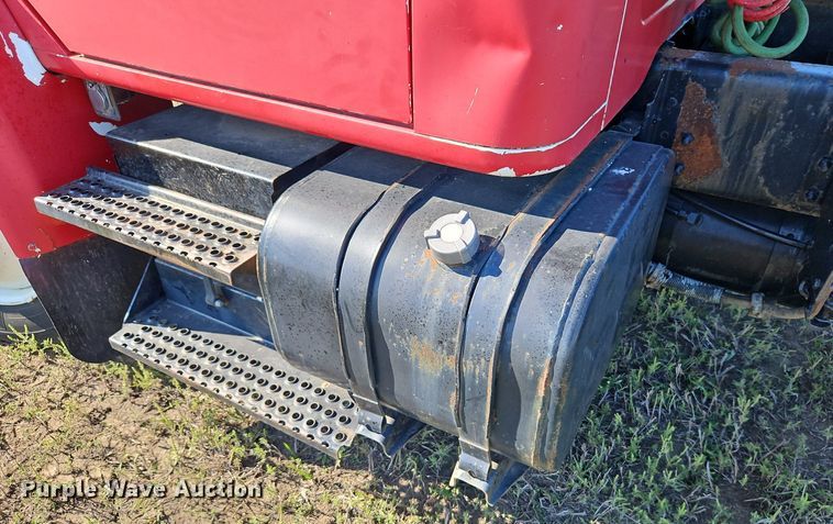 image for item LM9154 1999 International 4900  semi truck