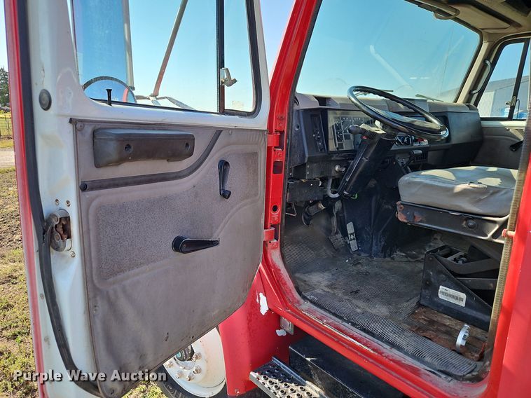 image for item LM9154 1999 International 4900  semi truck