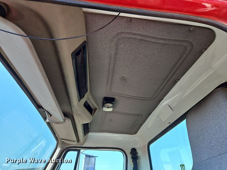 image for item LM9154 1999 International 4900  semi truck