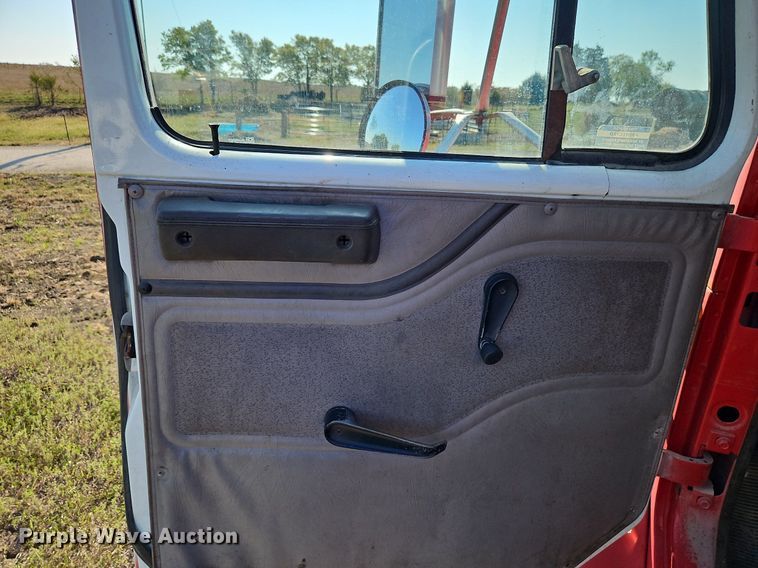 image for item LM9154 1999 International 4900  semi truck