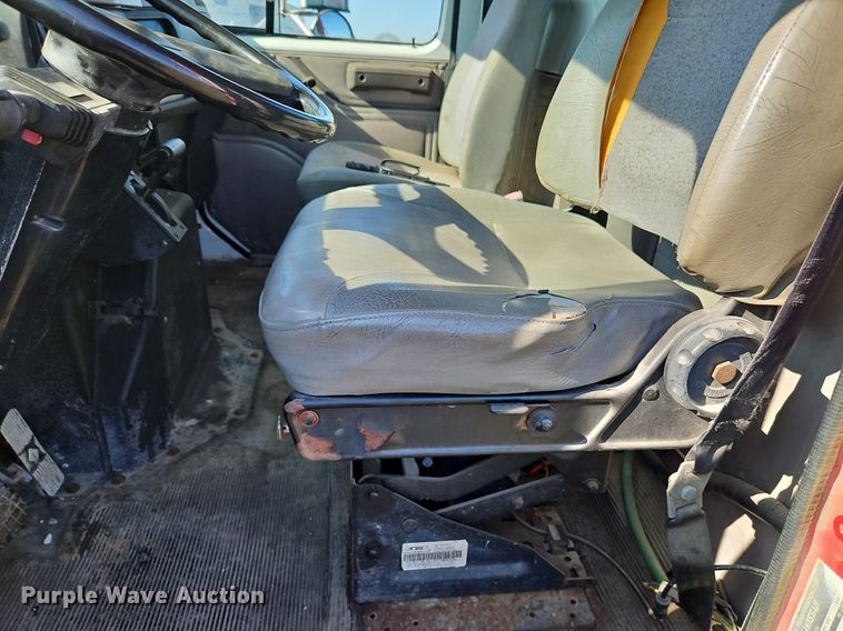 image for item LM9154 1999 International 4900  semi truck