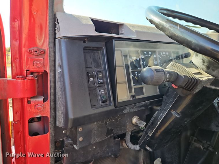 image for item LM9154 1999 International 4900  semi truck