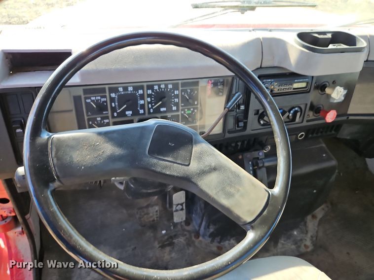 image for item LM9154 1999 International 4900  semi truck