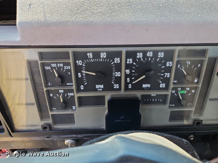 image for item LM9154 1999 International 4900  semi truck